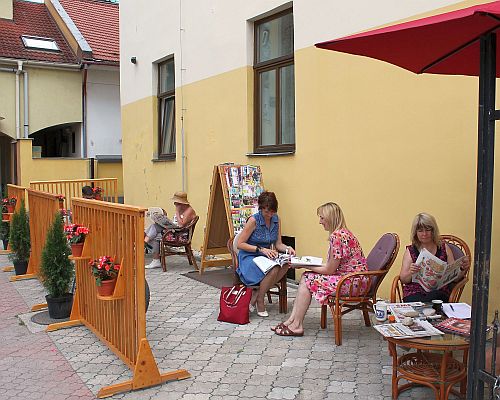 Letný variant čitárne vo dvore knižnice na Jaselskej ulici v Trenčíne (2014).