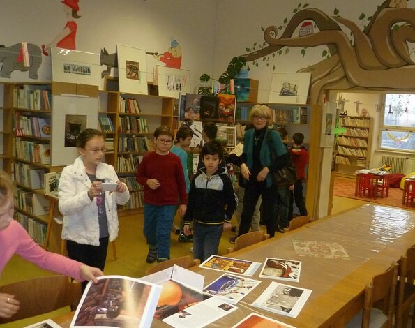 Návštevníci výstavy Ilustrátorský Olymp v trenčianskej knižnici