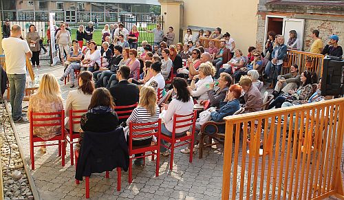 Priestory letnej čitárne slúžia aj na besedy so spisovateľmi.