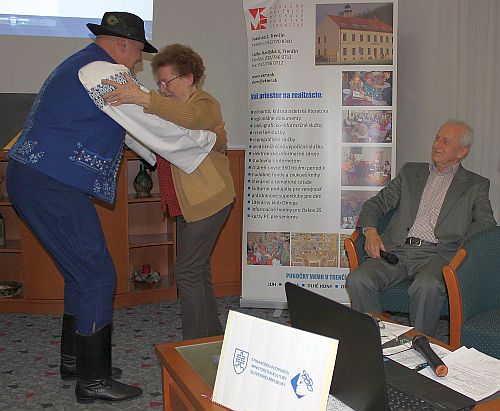 Zľava: Jozef Ďuráči, Oľga Lehocká a Jozef Lehocký počas besedy v trenčianskej knižnici