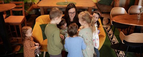 Eva Kőrösi: Žirinka a Zebrička spoznávajú emócie Eva Kőrösi: Žirinka a Zebrička spoznávajú emócie