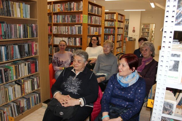 Aprílové stretnutie Čitateľského klubu Trenčín, ktorý sa koná raz mesačne - na pôde našej knižnice.