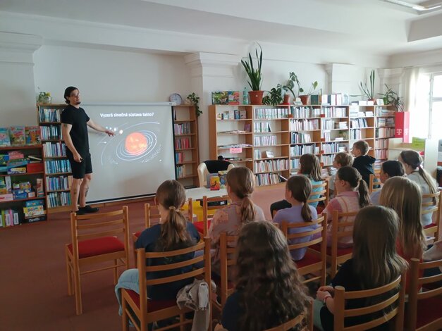 Interaktívna prednáška Dušana Valenta o vesmírnych zaujímavostiach pre žiakov ZŠ.