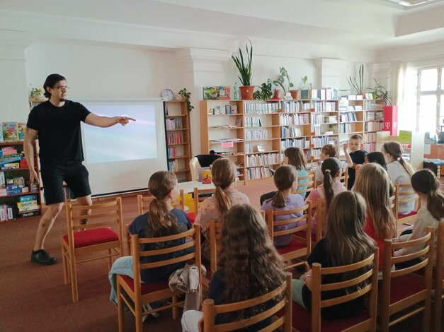 Interaktívna prednáška Dušana Valenta o vesmírnych zaujímavostiach pre žiakov ZŠ.