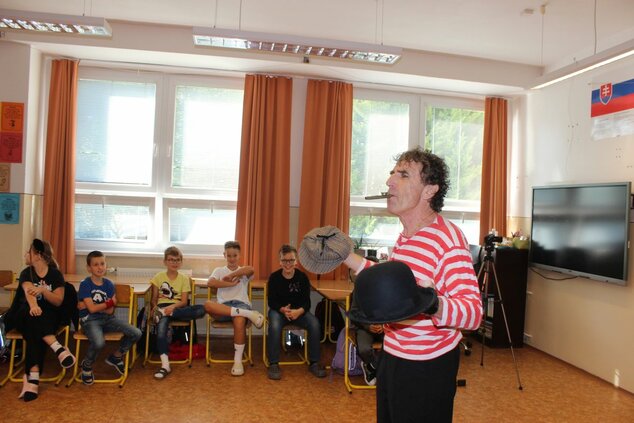 Knižničný trip s legendou slovenskej pantomímy