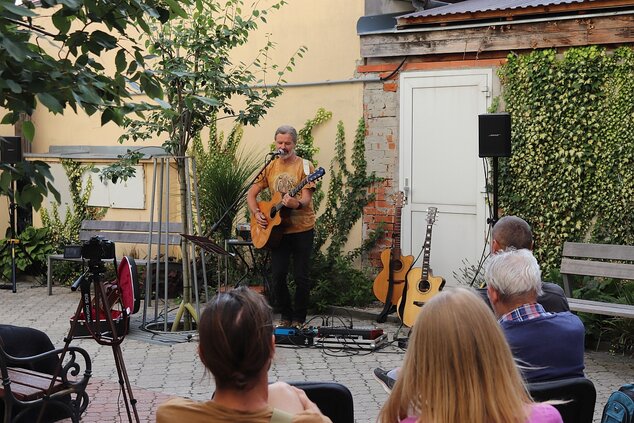 Koncert pesničkára JANKA SVETLANA MAJERČÍKA, ktorý spieva o tom, čo vidí, počuje a najmä cíti