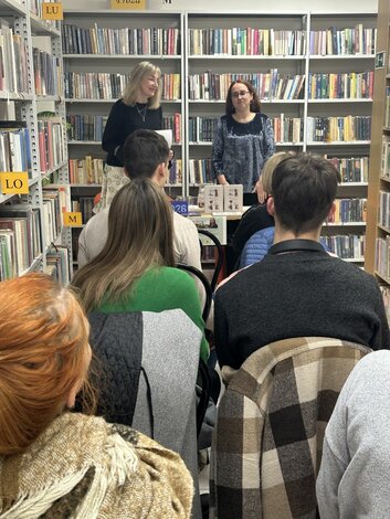 Medzi cestami a hranicami