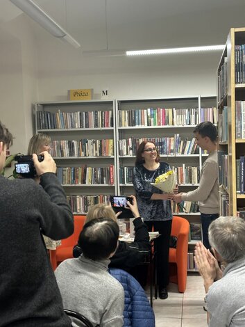 Medzi cestami a hranicami