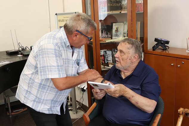 Prezentácia knihy "Môj otec bol ľavičiar, no ja som dopadol dobre" za účasti autora E. KONECNIKA a jeho bratranca, vydavateľa knihy J. KONEČNÉHO.
