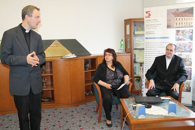 Prezentácia novej knihy Juraja Sedláčka, katolíckeho kňaza pôsobiaceho v Univerzitnom pastoračnom centre v Trenčíne, s podtitulom „O identite muža s ranami“ obsahujúca štrnásť skutočných príbehov o tom, ako a prečo bolia, v rámci cyklu „Poznávame Trenčanov“.