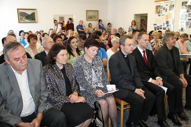 Prezentácia novej knihy Juraja Sedláčka, katolíckeho kňaza pôsobiaceho v Univerzitnom pastoračnom centre v Trenčíne, s podtitulom „O identite muža s ranami“ obsahujúca štrnásť skutočných príbehov o tom, ako a prečo bolia, v rámci cyklu „Poznávame Trenčanov“.