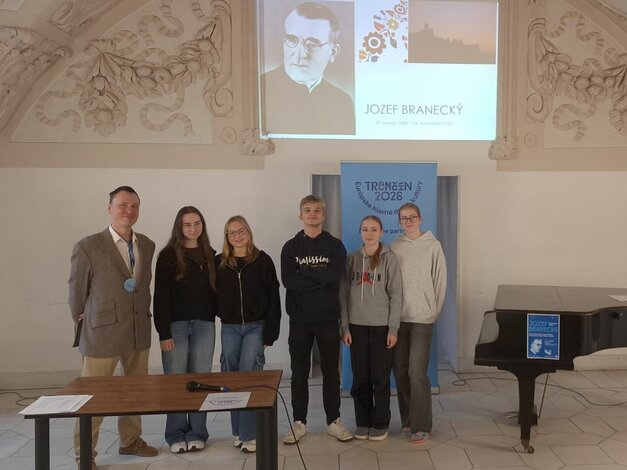 Prednáška profesora histórie Róbeta Letza venovaná Jozefovi Braneckému pre študentov gymnázia nesúceho jeho meno