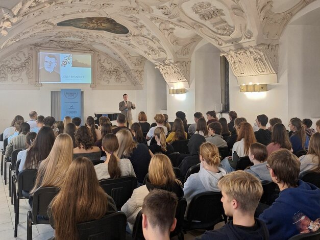Prednáška profesora histórie Róbeta Letza venovaná Jozefovi Braneckému pre študentov gymnázia nesúceho jeho meno