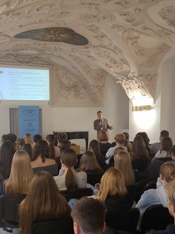 Prednáška profesora histórie Róbeta Letza venovaná Jozefovi Braneckému pre študentov gymnázia nesúceho jeho meno