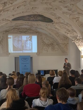 Prednáška profesora histórie Róbeta Letza venovaná Jozefovi Braneckému pre študentov gymnázia nesúceho jeho meno