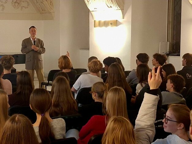 Prednáška profesora histórie Róbeta Letza venovaná Jozefovi Braneckému pre študentov gymnázia nesúceho jeho meno