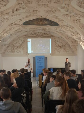 Prednáška profesora histórie Róbeta Letza venovaná Jozefovi Braneckému pre študentov gymnázia nesúceho jeho meno