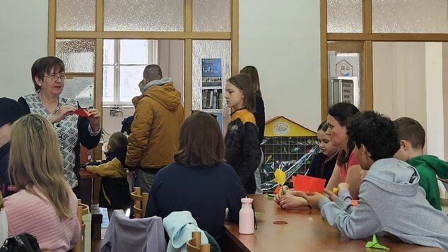 Začiatok pravidelných stretnutí pri skladaní origami-zvieratiek z papiera pod vedením Dany Rakúsovej v oddelení Literatúra pre deti a mládež