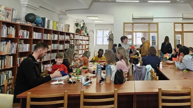 Začiatok pravidelných stretnutí pri skladaní origami-zvieratiek z papiera pod vedením Dany Rakúsovej v oddelení Literatúra pre deti a mládež