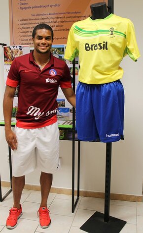 Futbalista Ramon da Silva - jeden z brazílskych symbolov výstavy