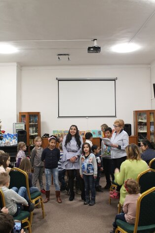 Tradičné charitatívne predvianočné podujatie v trenčianskej knižnici pre deti z Detského domova Last