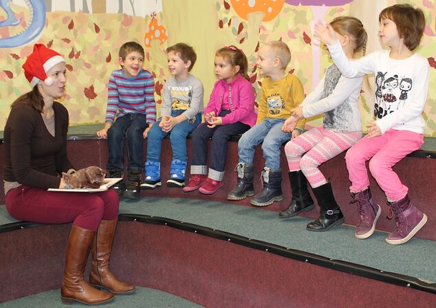 Čítanie rozprávok s vianočnou tematikou pre najmenšie deti s Materským centrom Srdiečko.
