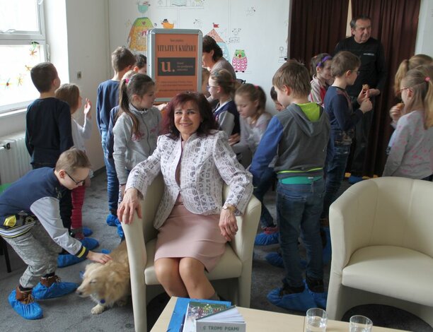Beseda žiakov ZŠ so spisovateľkou M. Ivaničkovou o jej knižnom príbehu zo života súčasnej rodiny