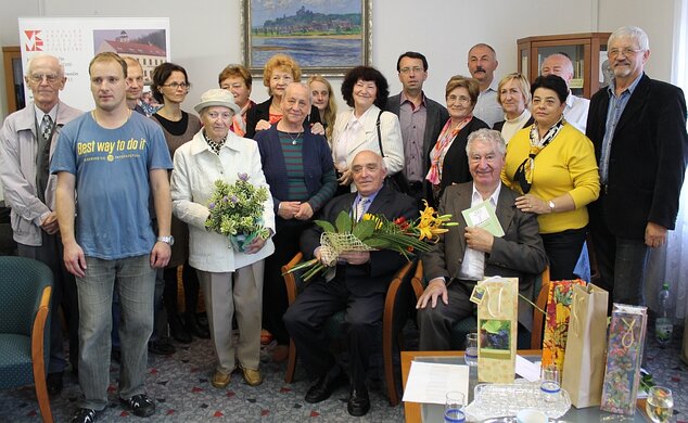 Prezentácia zborníka LK Omega za účasti zakladajúceho člena literárneho klubu, jubilanta R. Dobiáša