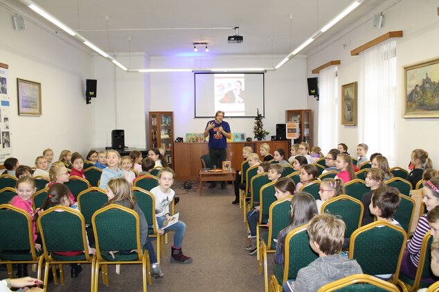 Beseda žiakov ZŠ so spevákom, spisovateľom a hudobníkom BRANISLAVOM JOBUSOM nielen o literatúre