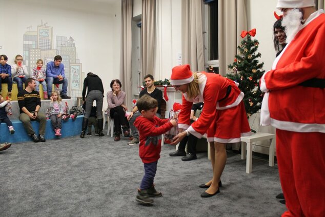 Tradičné charitatívne podujatie v knižnici pre deti z Detského domova Lastovička v Trenčíne