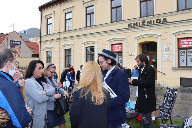 Talkšou Z. MIŠÁKOVEJ v knižnici nielen o literatúre s hercom, spevákom K. MIKULČÍKOM a hercom J. HRČ