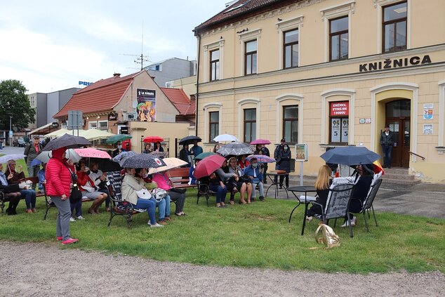 Talkšou Z. MIŠÁKOVEJ v knižnici nielen o literatúre s hercom, spevákom K. MIKULČÍKOM a hercom J. HRČ