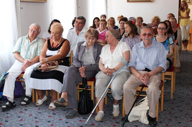 Letný podvečer v knižnici s trenčianskou rodáčkou, hereckou legendou, recitátorkou a „Grande Dame“ S