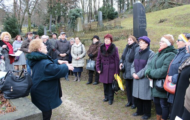 Pietna spomienka na Janka a Karola Štúrovcov pri ich náhrobníku na Evanjelickom cintoríne v Trenčíne