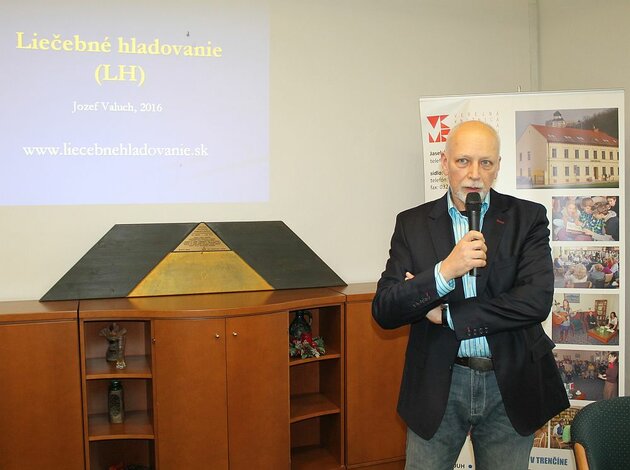 Prednáška biochemika J. Valucha o Škole liečebného hladovania a regeneračnej diéty