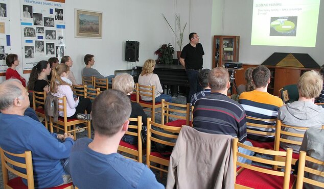 Prednáška pracovníka Elektrotechnického ústavu SAV Ing. Mgr. Jozefa Drgu o záhadách vo vesmíre