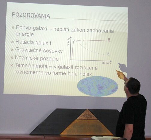 Prednáška pracovníka Elektrotechnického ústavu SAV Ing. Mgr. Jozefa Drgu o záhadách vo vesmíre