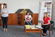 Beseda s Camille Labas spojená s prezentáciou jej tvorby vrátane cestopisu Autostopom s tromi deťmi