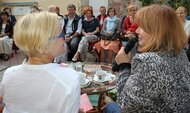 Barbora Kardošová a Táňa Radeva v knižnici pod holým nebom