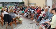 Barbora Kardošová a Táňa Radeva v knižnici pod holým nebom