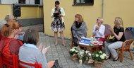 Barbora Kardošová a Táňa Radeva v knižnici pod holým nebom