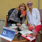 Barbora Kardošová a Táňa Radeva v knižnici pod holým nebom