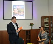 Beseda s novinárom, moderátorom, pedagógom P. Hermanom, viacnásobným víťazom ankety OTO