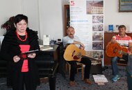 Prezentácia zborníka LK Omega za účasti zakladajúceho člena literárneho klubu, jubilanta R. Dobiáša