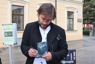 Talkšou Z. MIŠÁKOVEJ v knižnici nielen o literatúre s hercom, spevákom K. MIKULČÍKOM a hercom J. HRČ