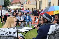 Talkšou Z. MIŠÁKOVEJ v knižnici nielen o literatúre s hercom, spevákom K. MIKULČÍKOM a hercom J. HRČ