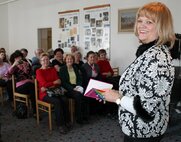 Beseda so známou slovenskou speváčkou, spisovateľkou, lekárkou M. Laiferovou v trenčianskej knižnici