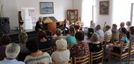 Letný podvečer v knižnici s trenčianskou rodáčkou, hereckou legendou, recitátorkou a „Grande Dame“ S