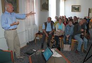 Prednáška V. Brabenca o jedinečných a zároveň (ne)existujúcich pamätných tabuliach v meste pod hrado