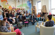 Beseda školákov s obľúbenou autorkou kníh pre mládež E. Rúčkovou v trenčianskej knižnici